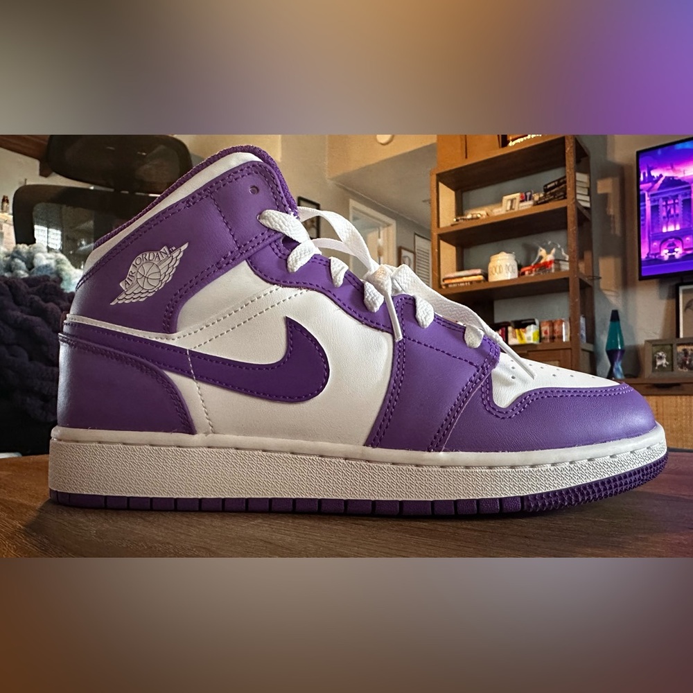Air Jordan 1 Mid GS – Court Purple/White | Size 6.5Y (Women’s 8)